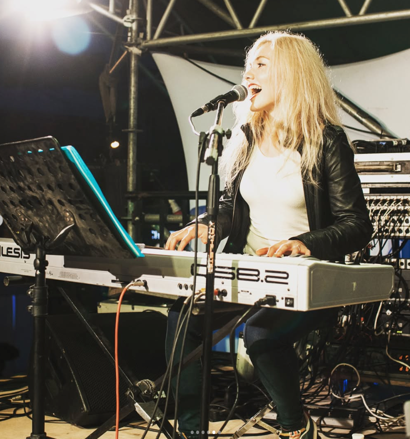 【ピアノ/ボーカル/ギター】エミリア先生のレッスン