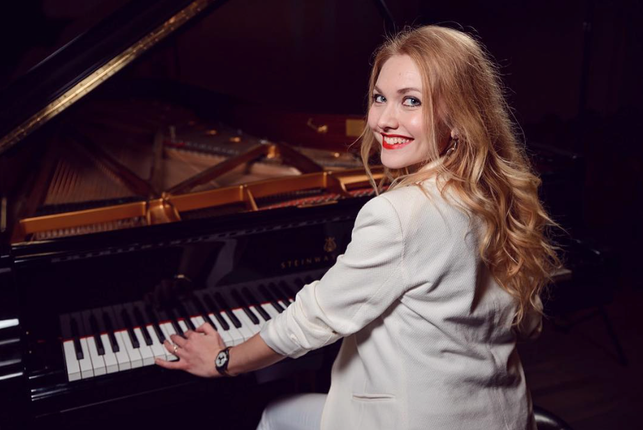 【ピアノ/ボーカル/ギター】エミリア先生のレッスン