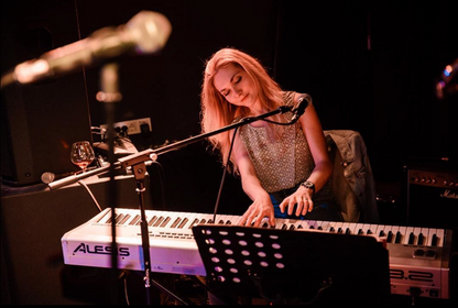 【ピアノ/ボーカル/ギター】エミリア先生のレッスン